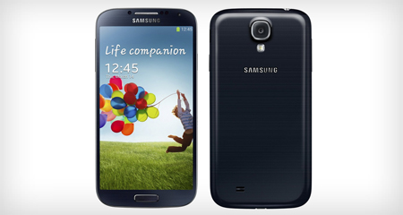 9- گوشی هوشمند Galaxy S4 سامسونگ که شاهکار این شرکت محسوب می‌شود و امکانات منحصر به‌فردی در خود جا داده است