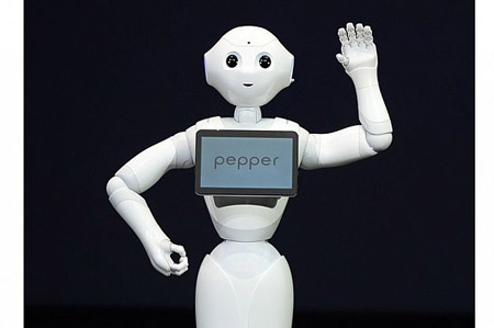 Pepper می‌تواند بر اساس شنیده‌های خود صحبت کند و در این تصویر در حال معرفی کردن خود به شرکت‌کنندگان در همایش است