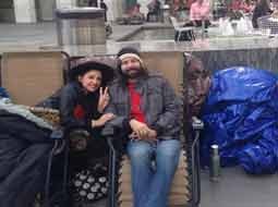 صف‌کشی بی‌خانمان‌ها برای یک گوشی