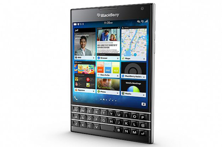 روی این محصول نسخه 10.2 سیستم‌عامل بلک‌بری نصب شده است شامل دستیار دیجیتالی BlackBerry Assistant نیز می‌شود