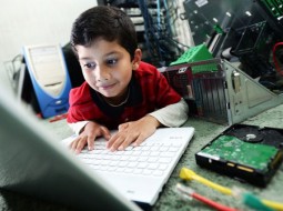 پسربچه ۵ ساله جوان‌ترین کارشناس رایانه در جهان شد