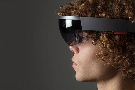 با عینک HoloLens کاربران می‌توانند یک فناوری موبایلی پیشرفته برای مشاهده سه‌بعدی محیط پیرامون در اختیار داشته باشند