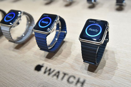 Apple Watch می‌تواند ظاهری شبیه به ساعت‌های عقربه‌ای داشته باشد یا اطلاعات مورد نظر را نمایش دهد
