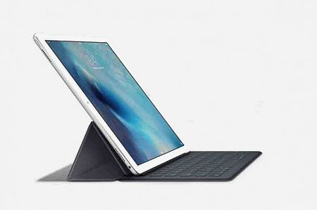 اپل همچنین یک صفحه‌کلید هوشمند موسوم به Smart Keyboard را برای این تبلت بزرگ عرضه کرده است