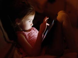چگونه از فرزندان خود در برابر زورگویی‌های سایبری محافظت کنیم؟
