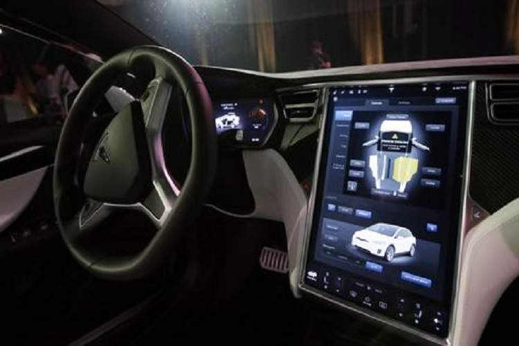 ایلان ماسک به رانندگان تسلا: خودروی Model 3 شما اکنون می‌تواند خودش را پارک کند