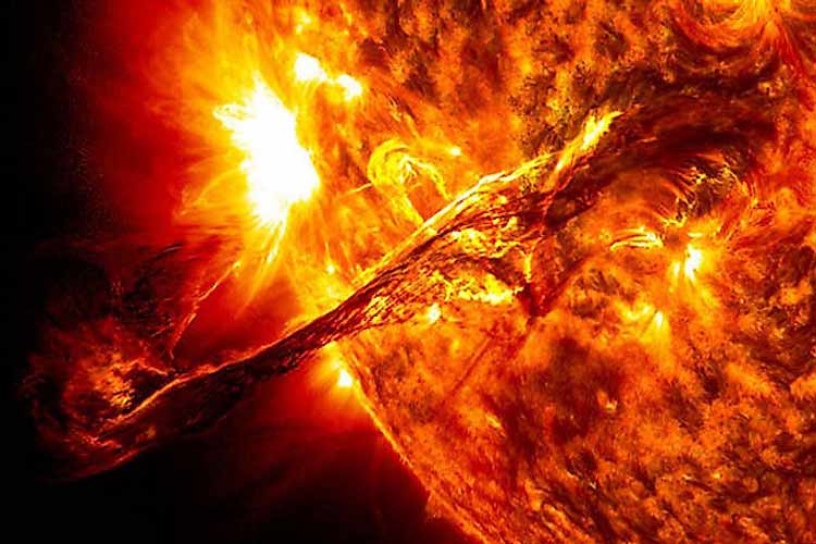 احتمال فوران یک شراره خورشیدی قدرتمند و برخورد آن به زمین
