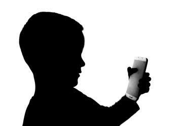 کودکان محدودیت‌های استفاده از موبایل را دور می‌زنند!