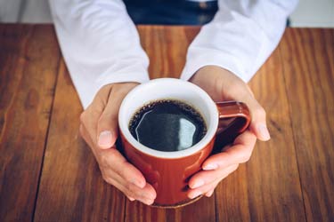 نوشیدن چقدر کافئین زیاده‌روی است؟