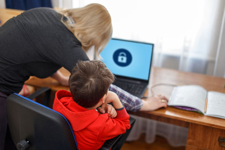 کمتر از یک درصد از والدین بر فعالیت اینترنتی کودکان نظارت می‌کنند