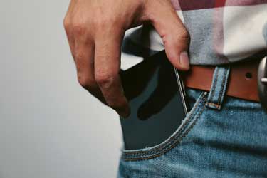 آیا نگه‌داشتن گوشی در جیب خطر دارد؟