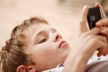 محدودیت دسترسی به گوشی‌های هوشمند و شبکه‌های اجتماعی برای کودکان فرانسوی