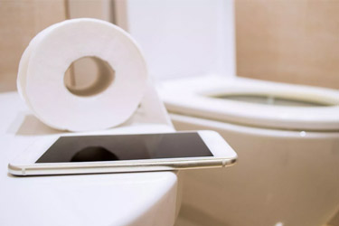 چرا نباید موبایل را با خود به توالت ببریم؟